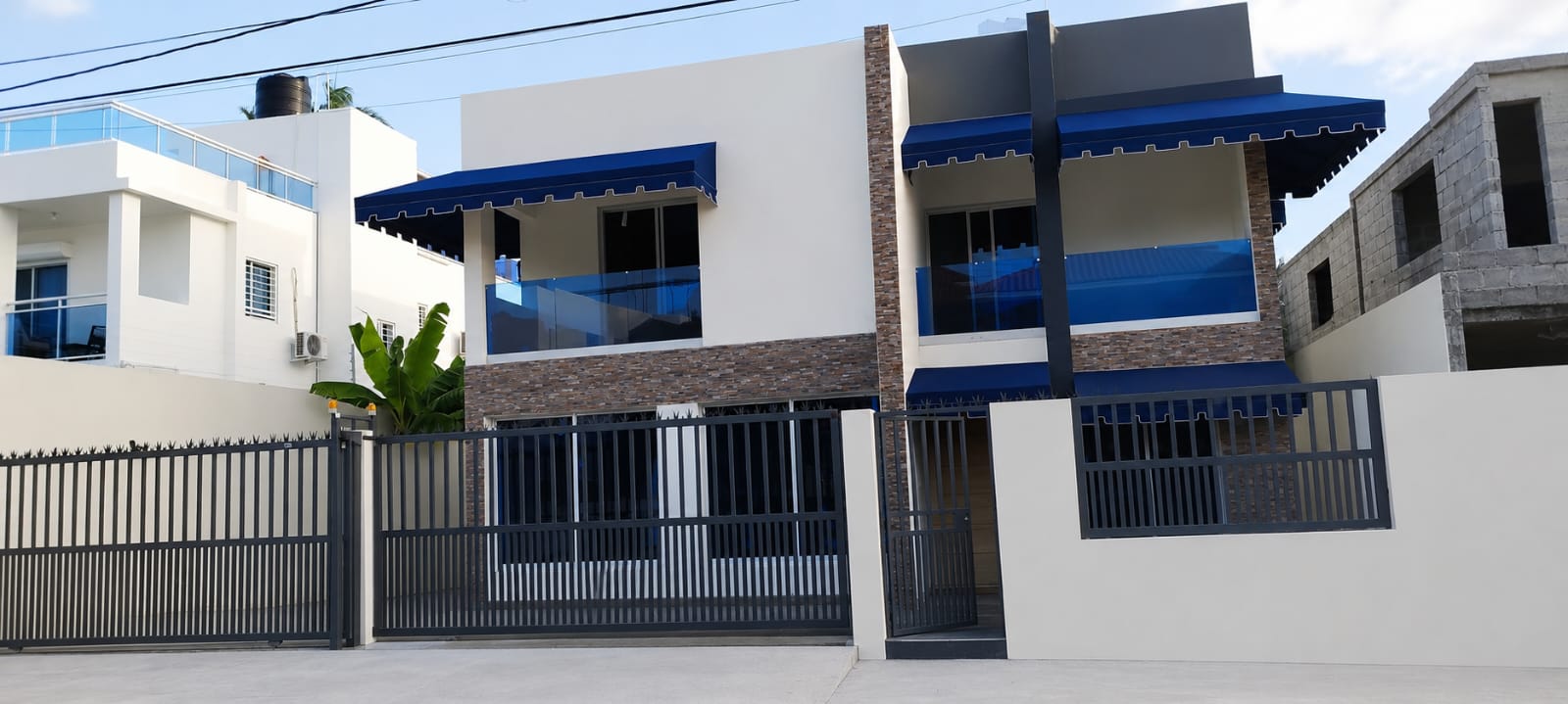 Fachada de la casa en Av. República de Colombia, Santo Domingo Oeste